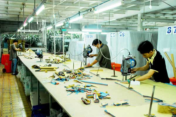 Bàn cắt vải công nghiệp - Công Ty TNHH Sản Xuất Thương Mại Dịch Vụ Sáu Hoàng