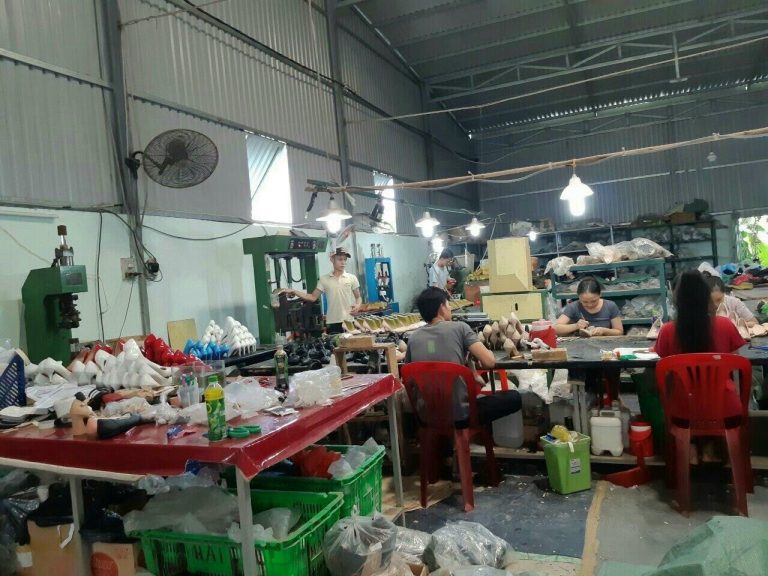 Xưởng sản xuất giày dép Quốc Định