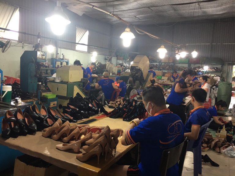 Xưởng sản xuất giày dép Quốc Định