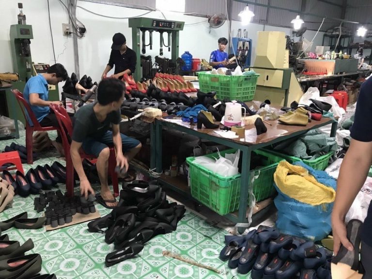 Xưởng sản xuất giày dép Quốc Định