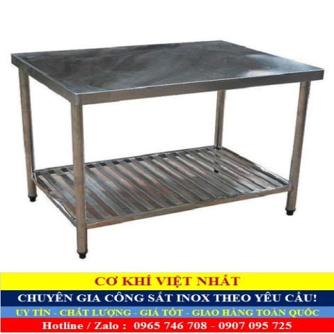 Bàn inox bên dưới có song kệ