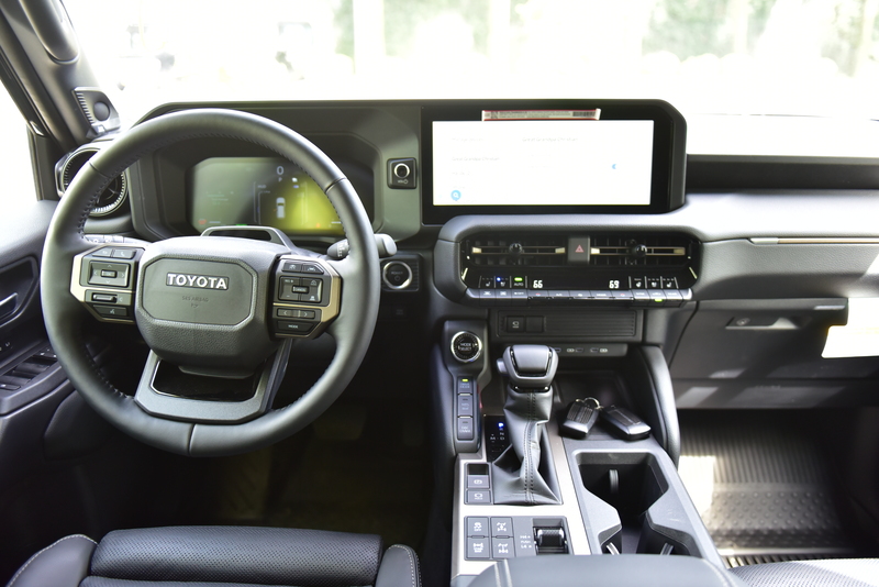 Xe Toyota Land Cruiser LC250