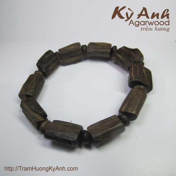 Vòng tay trầm hương chìm nước