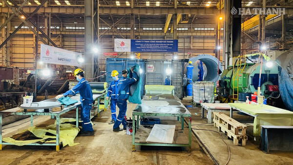 Lót cao su tại nhà máy chế tạo