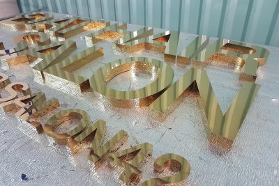 Gia công chữ nổi