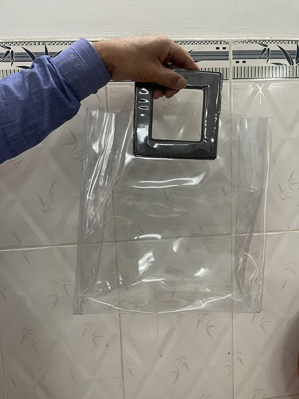 Túi nhựa trong suốt quai sắt - Túi Nhựa PVC Biển Đông - Công Ty TNHH Sản Xuất Túi Nhựa PVC Biển Đông