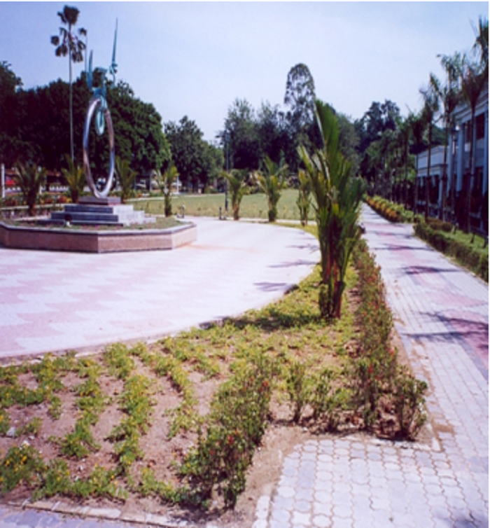 Công viên cây xanh trước tòa nhà chính phủ Malaysia