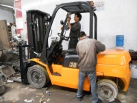 Sửa chữa, bảo trì xe nâng - Công Ty TNHH Thương Mại Dịch Vụ Kỹ Thuật Cơ Giới Việt