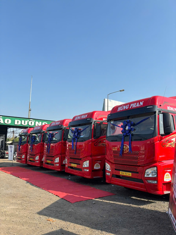 Đội xe công ty Hùng Phan - Logistics Hùng Phan - Công ty TNHH Thương Mại Xuất Nhập Khẩu Hùng Phan