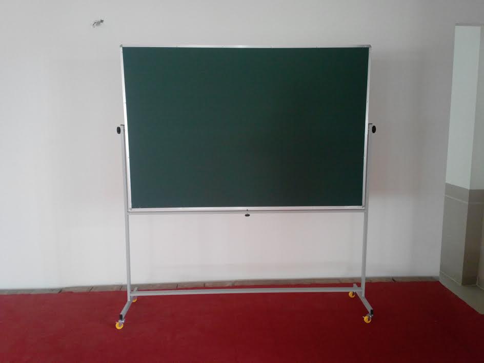 Bảng xanh có bánh xe