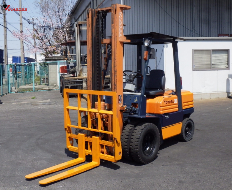 Xe nâng Yotota 8FD15