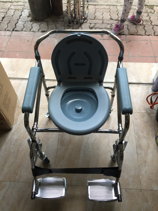 Ghế bô vệ sinh bánh xe, có để chân - Thiết Bị Y Tế Phương Nga - Công Ty TNHH Sản Xuất Và Thương Mại Ngân Cường