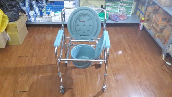 Ghế bô vệ sinh có bánh xe - Thiết Bị Y Tế Phương Nga - Công Ty TNHH Sản Xuất Và Thương Mại Ngân Cường