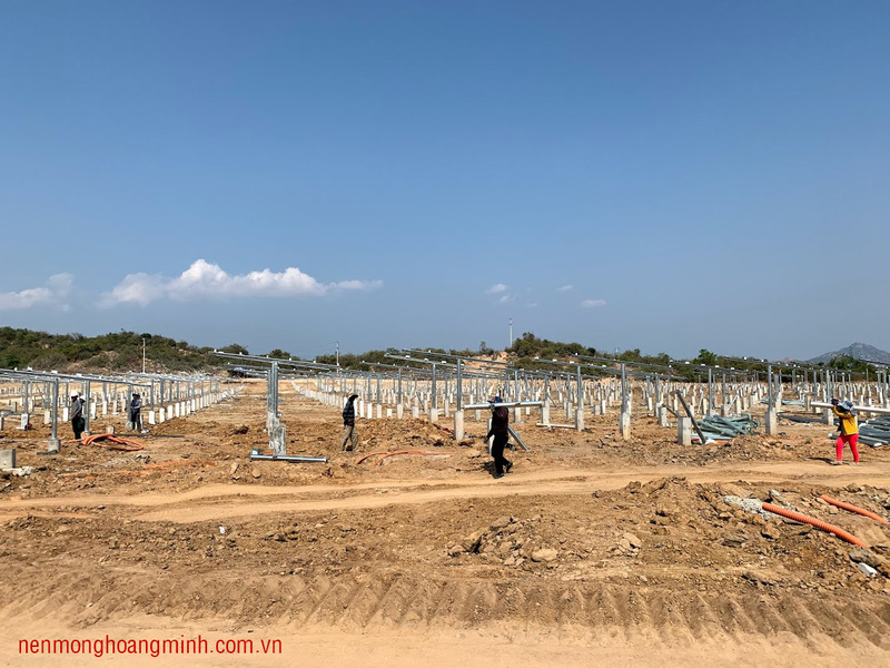 Thi công móng cọc và lắp dựng tấm pin điện mặt trời - Thi Công Nền Móng Hoàng Minh - Công Ty TNHH Xây Dựng Nền Móng Hoàng Minh