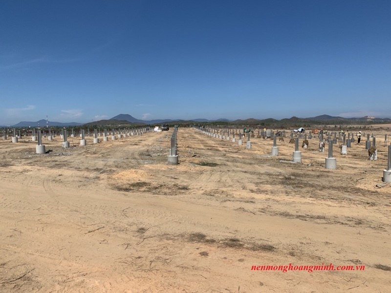 Thi công móng cọc và lắp dựng tấm pin điện mặt trời - Thi Công Nền Móng Hoàng Minh - Công Ty TNHH Xây Dựng Nền Móng Hoàng Minh