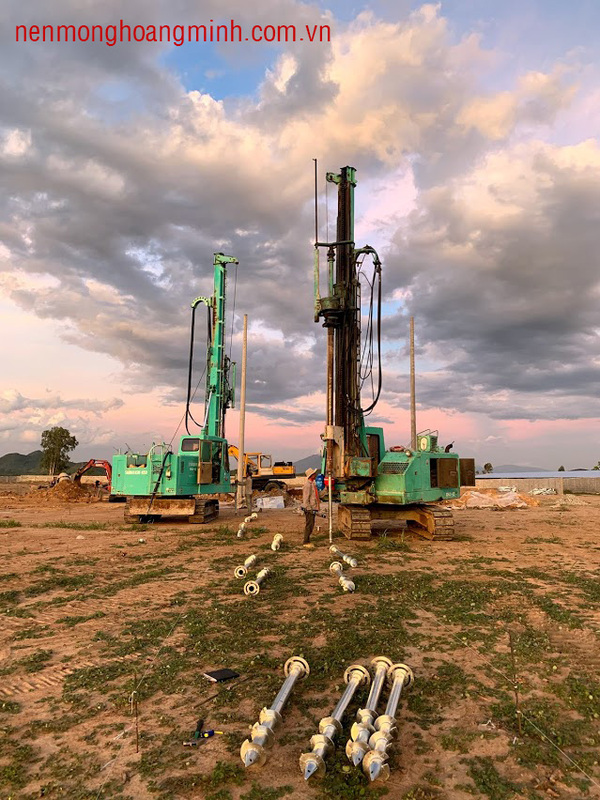 Thi công móng cọc và lắp dựng tấm pin điện mặt trời - Thi Công Nền Móng Hoàng Minh - Công Ty TNHH Xây Dựng Nền Móng Hoàng Minh