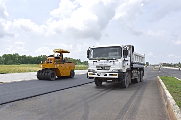 Xe thi công nhựa nóng - Bê Tông UDEC - Công Ty Cổ Phần Xây Dựng Và Phát Triển Đô Thị Tỉnh Bà Rịa - Vũng Tàu