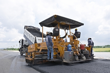 Xe thi công nhựa nóng - Bê Tông UDEC - Công Ty Cổ Phần Xây Dựng Và Phát Triển Đô Thị Tỉnh Bà Rịa - Vũng Tàu