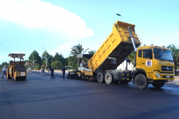 Xe thi công nhựa nóng - Bê Tông UDEC - Công Ty Cổ Phần Xây Dựng Và Phát Triển Đô Thị Tỉnh Bà Rịa - Vũng Tàu