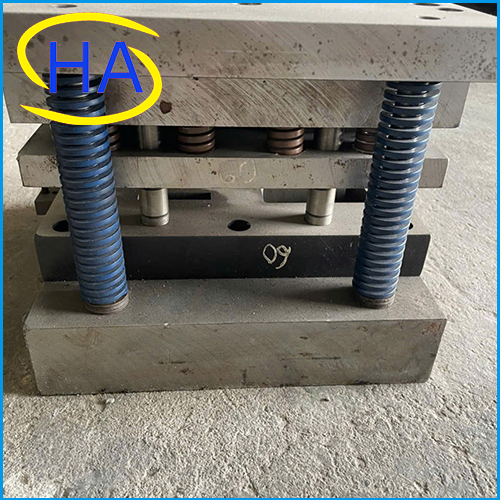 Khuôn đột dập liên hoàn - Khuôn Mẫu Hải Anh - Công Ty TNHH Khuôn Mẫu Hải Anh