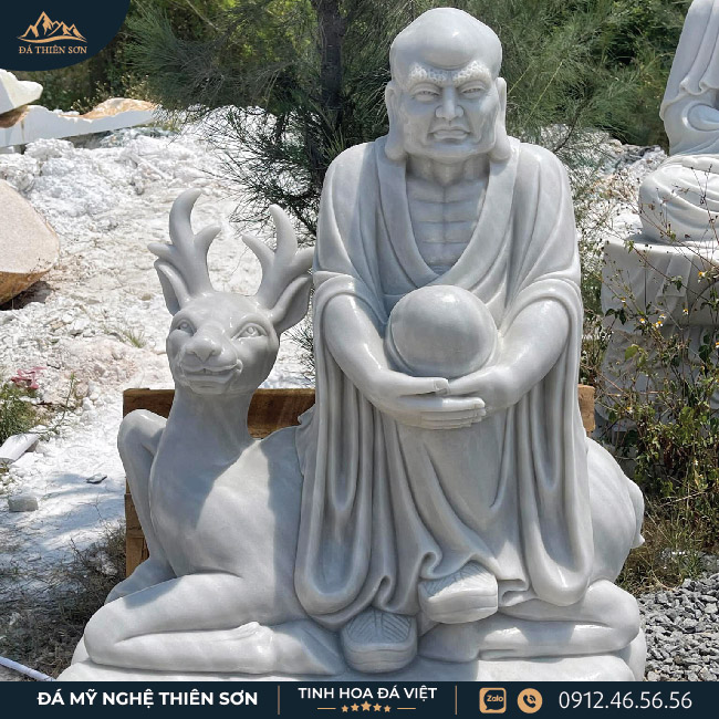 Tượng la hán bằng đá