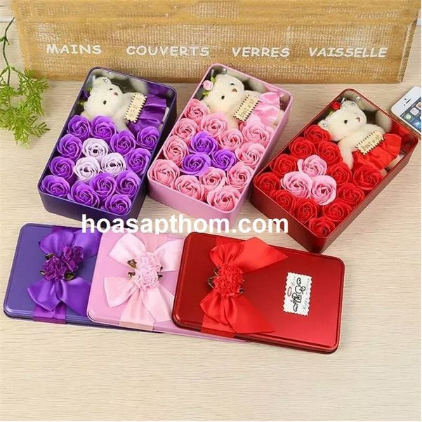 Hộp hoa sáp 15 bông 1 gấu - Phụ Kiện Ngành Hoa Hà Mi - Công Ty TNHH Thương Mại Dịch Vụ Hà Mi