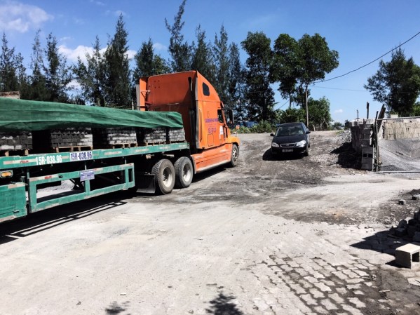 Xuất hàng đi công trình - Gạch Long Hưng - Công Ty TNHH Gạch Long Hưng