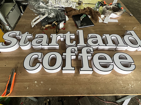 Bộ chữ Starland Coffee Mica lên chân có đèn - Quảng Cáo Đức Vinh - Công Ty TNHH MTV Xây Dựng Quảng Cáo Đức Vinh