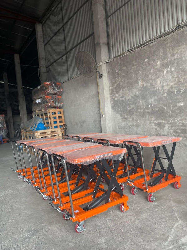 Xe nâng mặt bàn