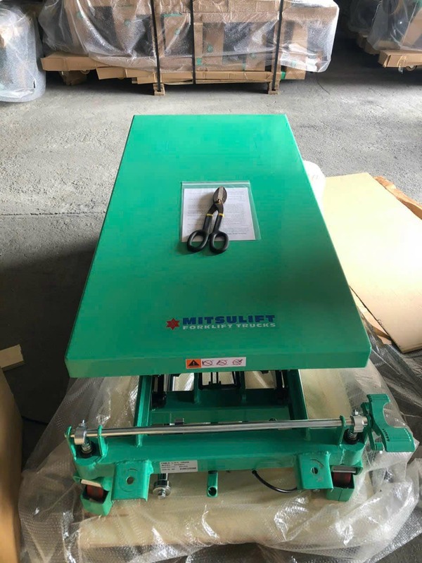 Xe nâng mặt bàn