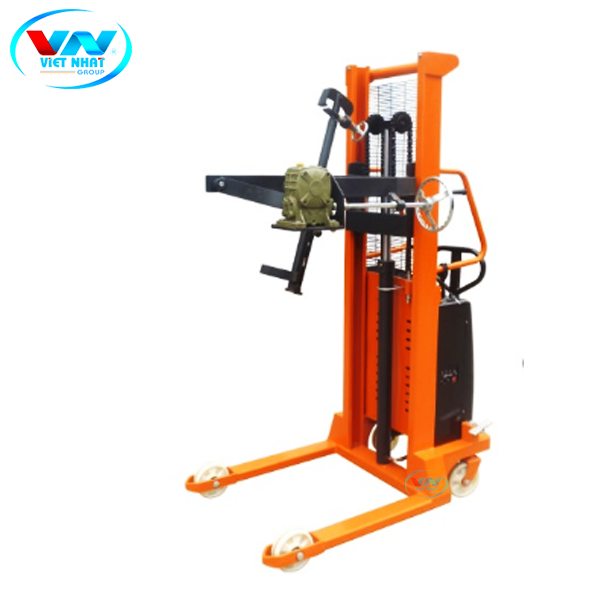 Xe nâng quay đổ phuy
