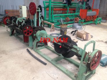 Máy đan lưới thép gai
