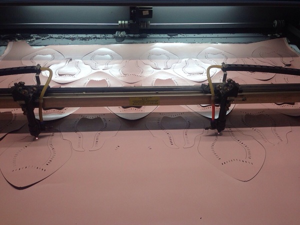 Cắt khắc laser trên giày - Cơ Sở Quảng Cáo Minh Phát