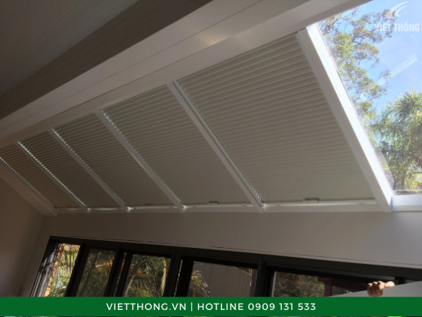Rèm tổ ong lắp trên mái kính - Rèm Vách Ngăn Việt Thống - Công Ty TNHH Sản Xuất Thương Mại Dịch Vụ Việt Thống Hưng Thịnh