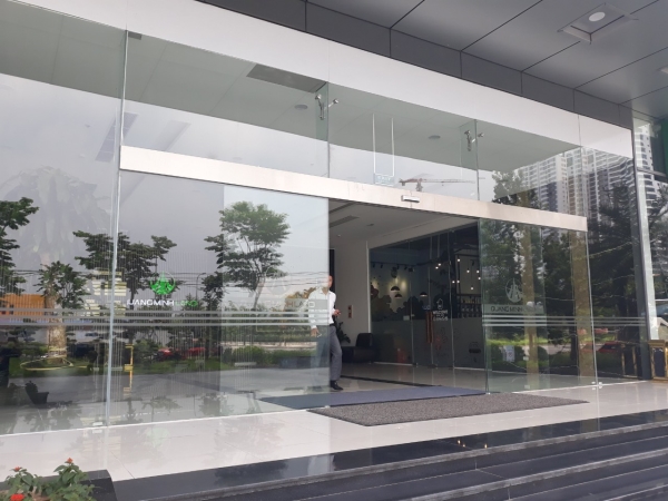 Cửa kính tự động