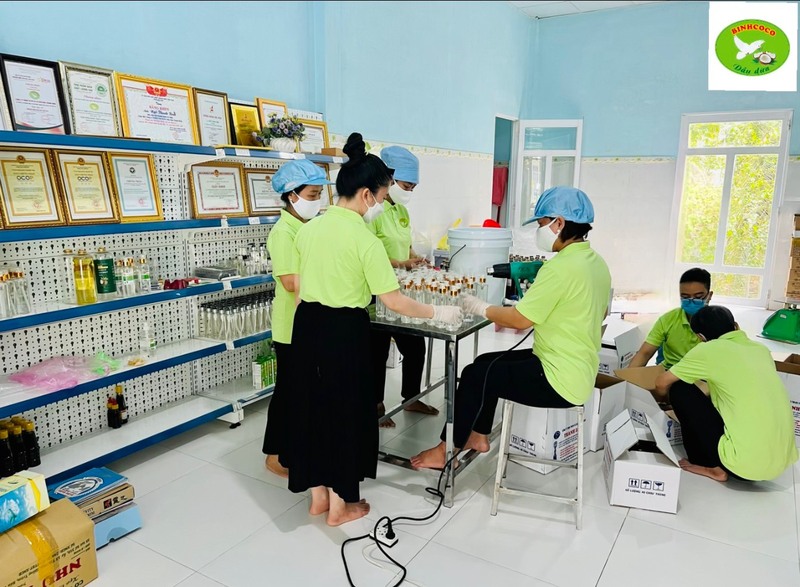 Hình ảnh sản xuất Công ty Dầu Dừa Thanh Bình - Dầu Dừa Thanh Bình - Công Ty TNHH Thương Mại Dịch Vụ Và Sản Xuất Dầu Dừa Thanh Bình
