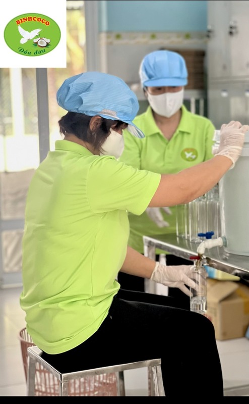 Hình ảnh sản xuất Công ty Dầu Dừa Thanh Bình - Dầu Dừa Thanh Bình - Công Ty TNHH Thương Mại Dịch Vụ Và Sản Xuất Dầu Dừa Thanh Bình