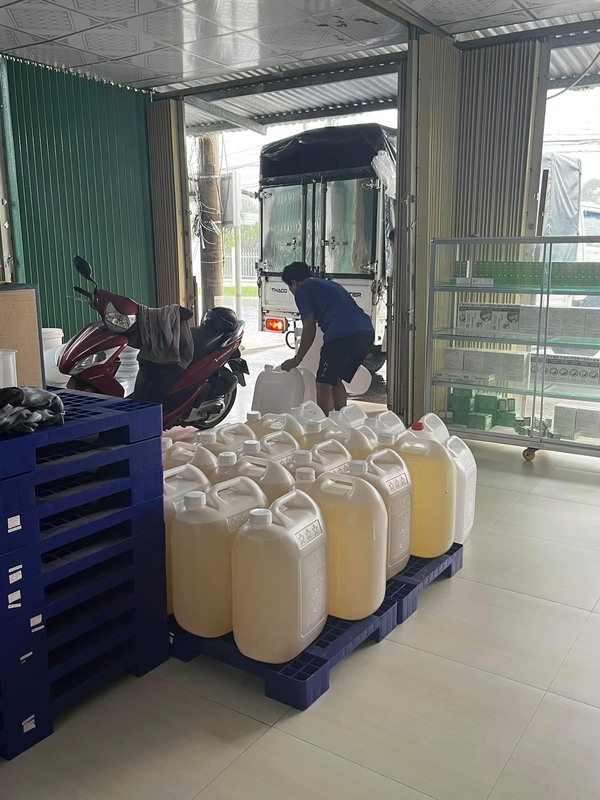 Hình ảnh vận chuyển hàng cho khách - Dầu Dừa Thanh Bình - Công Ty TNHH Thương Mại Dịch Vụ Và Sản Xuất Dầu Dừa Thanh Bình