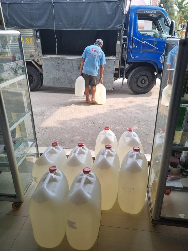 Hình ảnh vận chuyển hàng cho khách - Dầu Dừa Thanh Bình - Công Ty TNHH Thương Mại Dịch Vụ Và Sản Xuất Dầu Dừa Thanh Bình