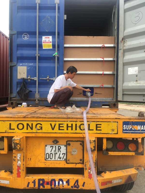 Hình ảnh vận chuyển hàng cho khách - Dầu Dừa Thanh Bình - Công Ty TNHH Thương Mại Dịch Vụ Và Sản Xuất Dầu Dừa Thanh Bình