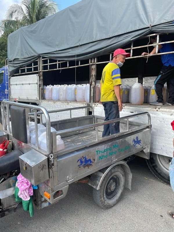 Hình ảnh vận chuyển hàng cho khách - Dầu Dừa Thanh Bình - Công Ty TNHH Thương Mại Dịch Vụ Và Sản Xuất Dầu Dừa Thanh Bình