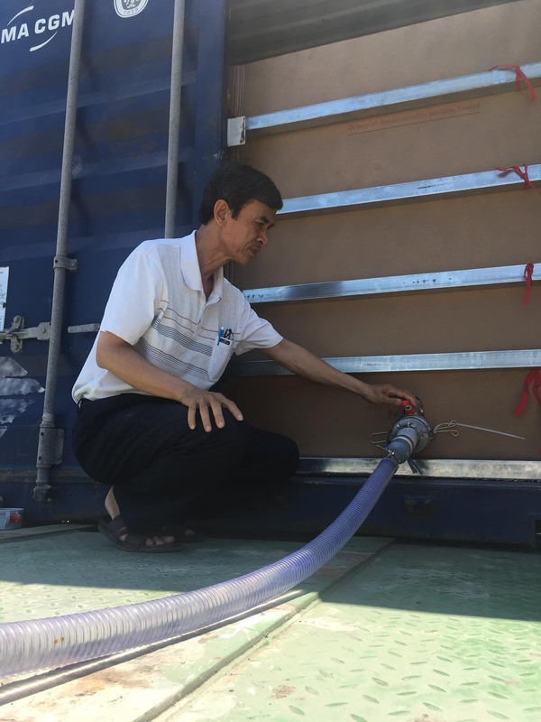 Hình ảnh vận chuyển hàng cho khách - Dầu Dừa Thanh Bình - Công Ty TNHH Thương Mại Dịch Vụ Và Sản Xuất Dầu Dừa Thanh Bình