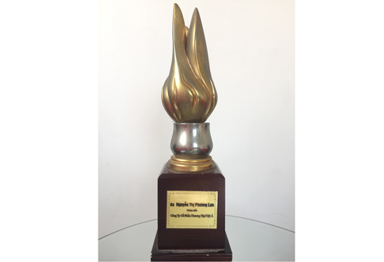 Giải thưởng cá nhân cho Bà Nguyễn Thị Phương Lan: Nữ doanh nhân thành đạt - Việt Á Woods - Công Ty Cổ Phần Thương Mại Việt Á