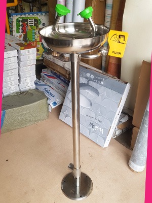 Bồn rửa mắt khẩn cấp chân đứng
