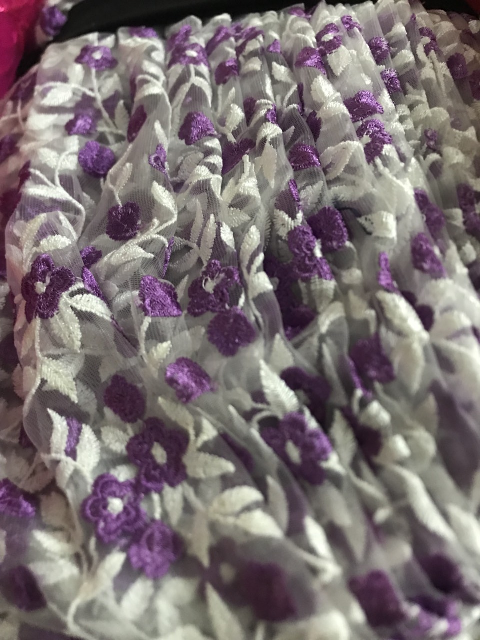 Vải thêu hoa dùng trong trang phục lễ hội