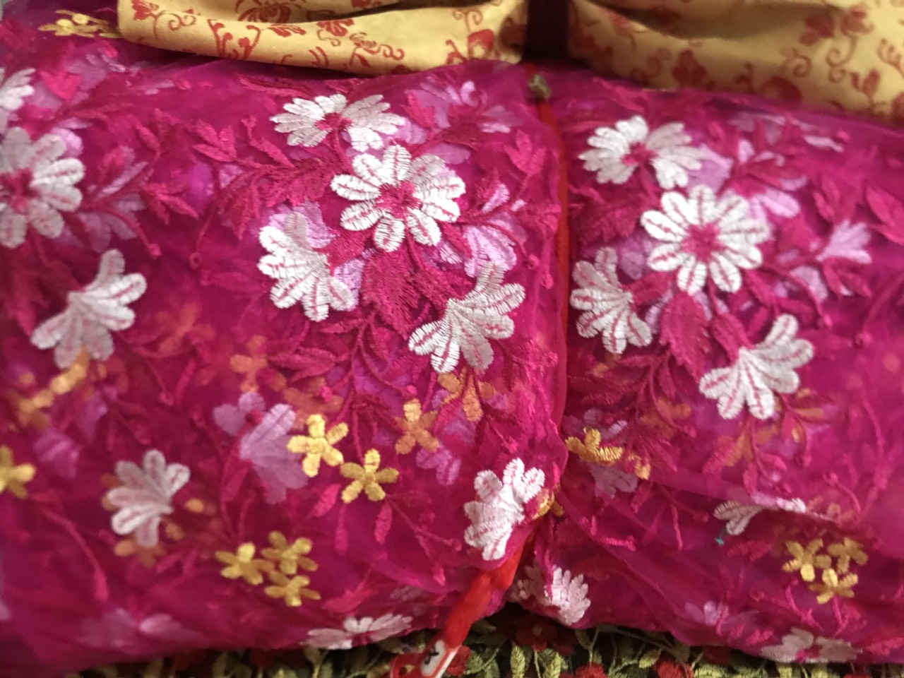 Vải thêu hoa dùng trong trang phục lễ hội