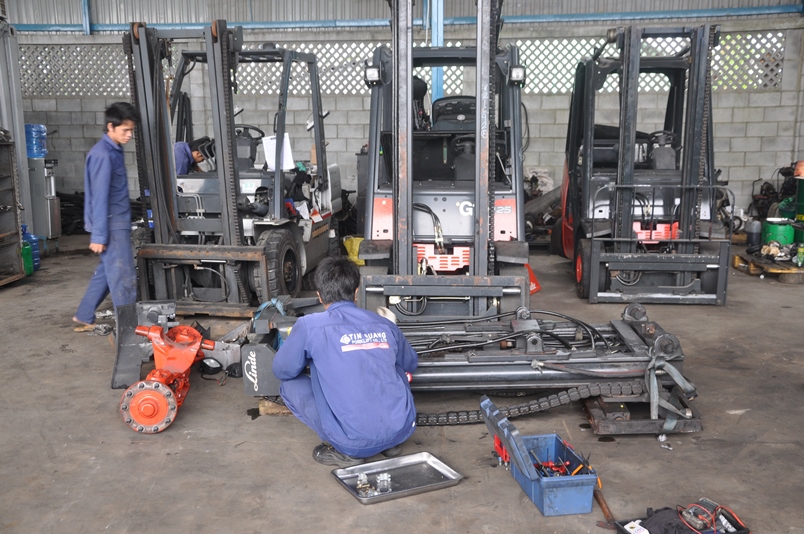 Sửa chữa xe nâng - Công Ty TNHH Máy Điện và Thiết Bị Công Trình Đồng Tiến
