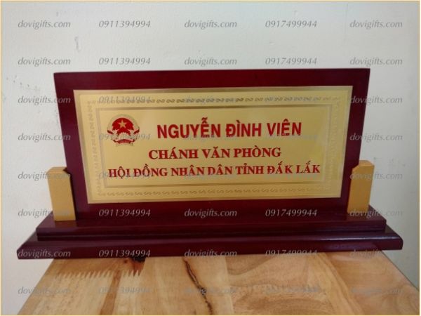 Bảng chức danh gỗ đồng - Quà Tặng DOVIGIFTS - Công Ty TNHH Sản Xuất Và Thương Mại Đồng Viên