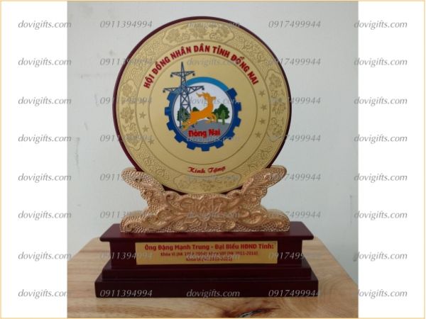 Biểu trưng gỗ đồng - Quà Tặng DOVIGIFTS - Công Ty TNHH Sản Xuất Và Thương Mại Đồng Viên