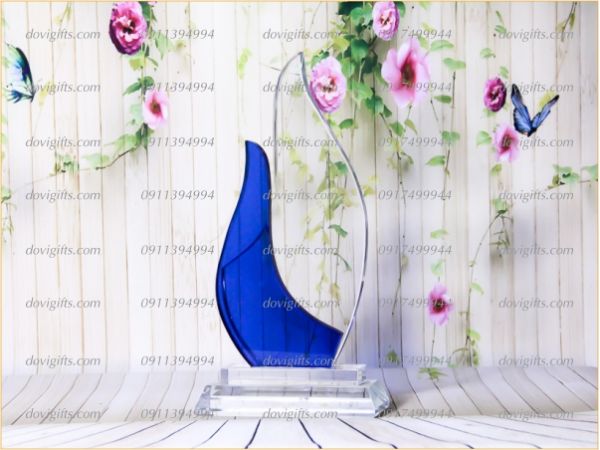 Biểu trưng pha lê - Quà Tặng DOVIGIFTS - Công Ty TNHH Sản Xuất Và Thương Mại Đồng Viên